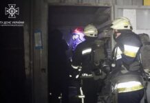 Вночі рятувальники гасили пожежу в ангарі у центральній частині Дніпра