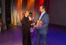 В Камʼянському відзначили День Вчителя: освітян привітали та вручили подарунки