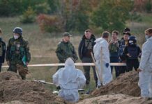 У звільненому Лимані виявили вже більше 200 могил і братське поховання