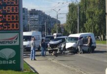 Потрійна ДТП у центра Дніпра: рух Січеславькою Набережною ускладнено