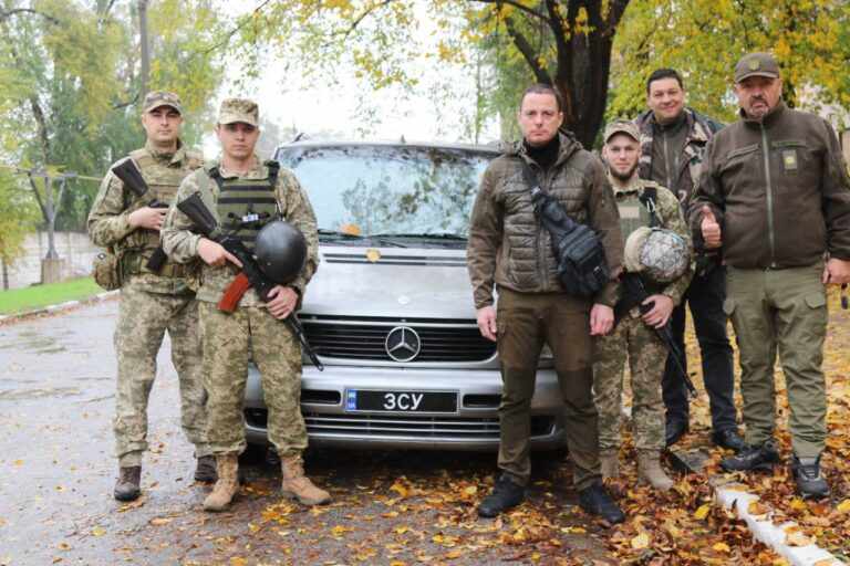 Бійцям ЗСУ передали автомобіль та смаколики з Кам’янського