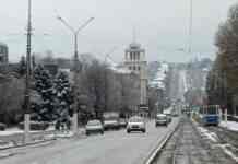 18 листопада в Камʼянському випав перший сніг: комунальники подолали негоду