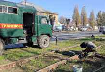 Комунальники Кам’янського провели профілактичний ремонт трамвайних колій у Південному районі