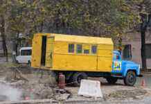 Комунальники Камʼянського успішно усувають пориви на магістральних тепломережах