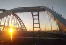 Окупанти заявили про закриття руху Кримським мостом: що відомо