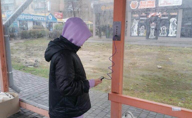 У Камʼянському встановили «розумні» зупинки