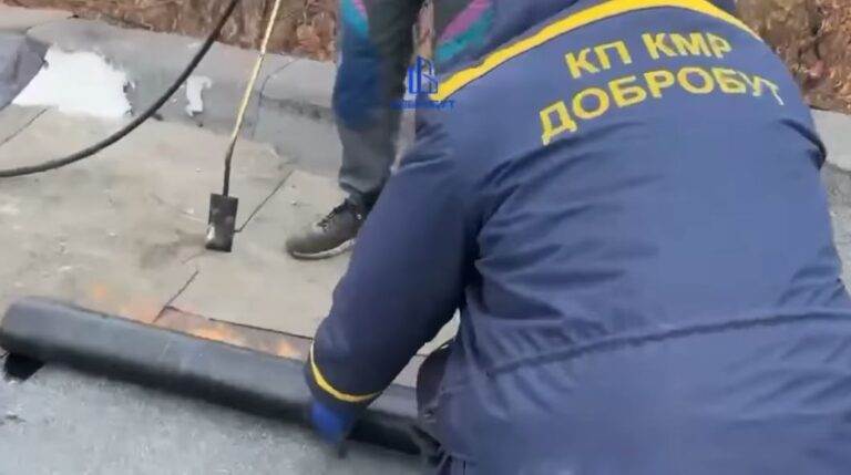 В Камʼянському завершується плановий ремонт покрівлі будинку на вул. Камчатській