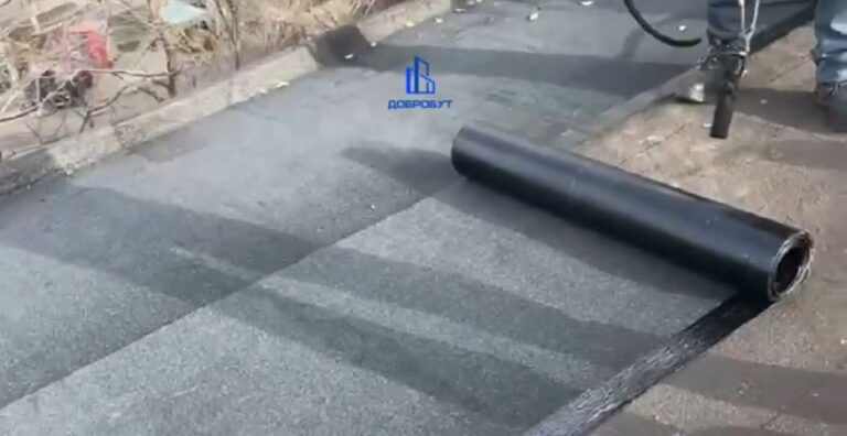 Комунальники “Добробуту” ремонтують покрівлю на пр. Аношкіна