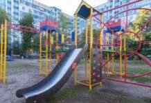 В Камʼянському встановлюють елементи дитячих та спортивних майданчиків