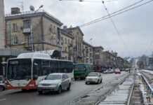 Посипають все місто: комунальні працівники Камʼянського борються з негодою та ожеледицею