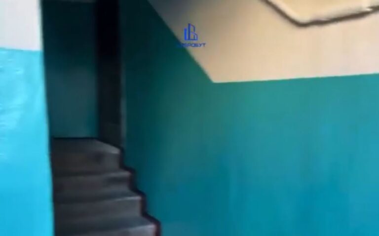 В Камʼянському продовжується плановий ремонт підʼїзду на вул.Матросова, 74