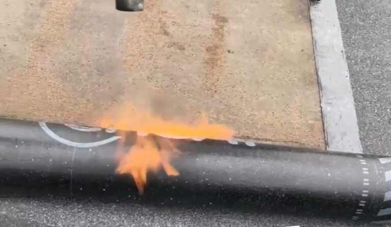 КП “Добробут” проводить ремонтні роботи покрівлі будинку на пр.Ювілейному