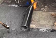 Працівники КП “Добробут” виконують ремонт покрівлі на пр.Металургів