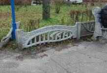 В Камʼянському комунальники відновили забори та засипали провалля