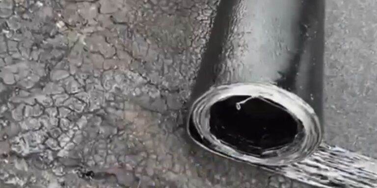 КП «Добробут» відновлює покрівлю будинку на проспекті Гімназичному