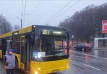 Став транспорт, ДТП та черги. Дороги у Дніпрі за ніч перетворилися на “ковзанку”