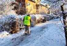 Роблять місто безпечним для камʼянчан: комунальники посипають прибудинкові території
