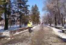 Комунальні працівники посипають піщано-сольовою сумішшю тротуари, пішохідні доріжки, алеї