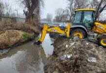 В Камʼянському фахівці комунального підприємства очистили великий колектор та зливоприймальні камери