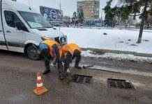 Комунальні фахівці Камʼянського прочистили ливневі стоки на Привокзальній площі