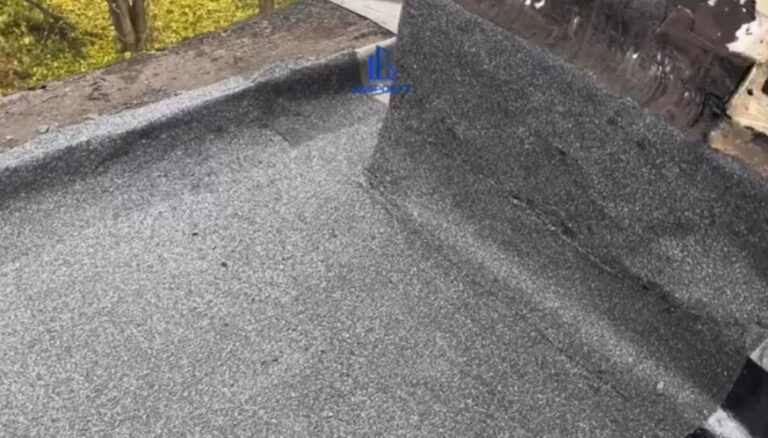 Комунальні працівники «Добробуту» закінчили ремонт покрівлі будинку на пр.Ювілейному