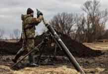 Українські військові влучним пострілом знищили ворожий склад боєприпасів (відео)