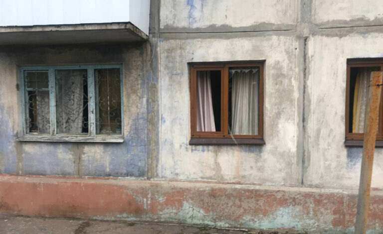 Комунальні фахівці Кам’янському відновлюють вибиті вибуховою хвилею вікна