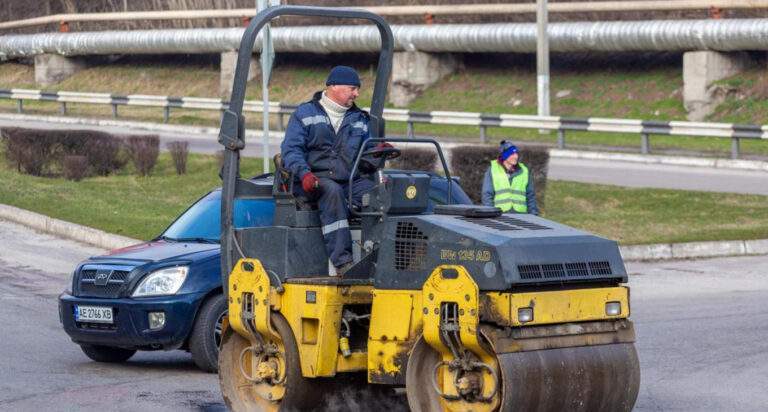 Весняне прибирання: в Кам’янському комунальники чепурять місто