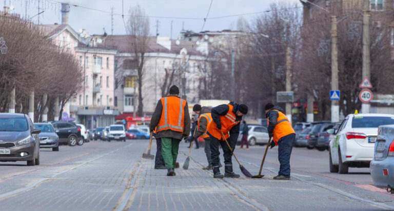 В Камʼянському комунальники продовжують весняне прибирання
