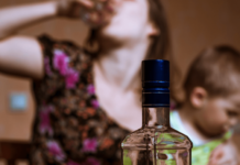 У Кривому Розі мати напоїла 7-річного хлопчика алкоголем: за неї взялася поліція