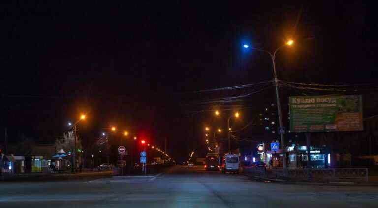 Зовнішнє освітлення в Камʼянському працює безперебійно