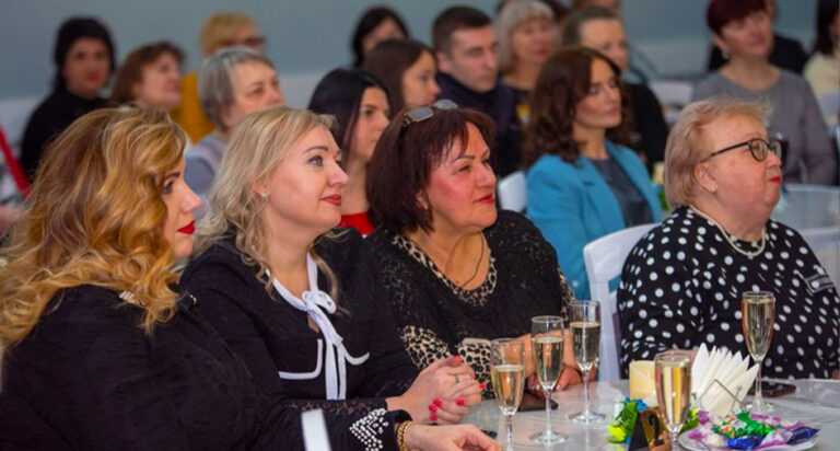 У Кам’янському нагородили переможниць міського проєкту «Жінки Кам’янського для Перемоги»