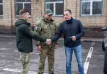 В Камʼянському передали автомобіль нашим захисникам