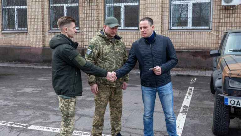 В Камʼянському передали автомобіль нашим захисникам