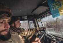 Українські захисники показали, як виглядає “дорога життя” до Бахмута (відео)