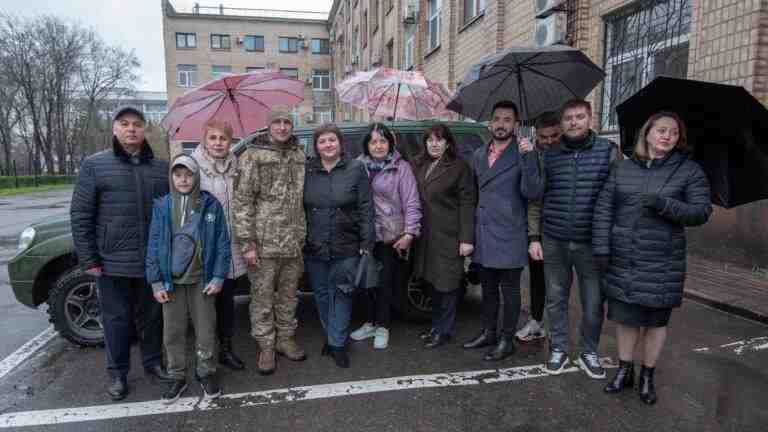 Військові отримали чергову автівку від освітян Кам’янського