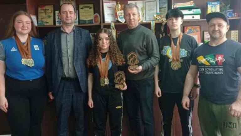 У Кам’янському урочисто привітали переможниць Чемпіонату України з пауерліфтингу