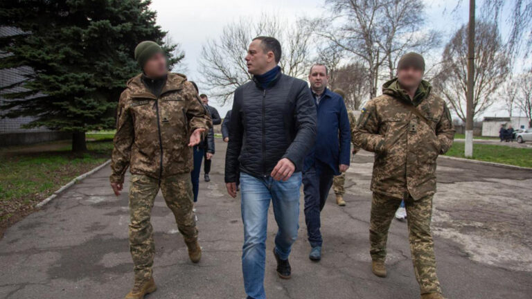 Кам’янське допомагає військовим в облаштуванні штабу