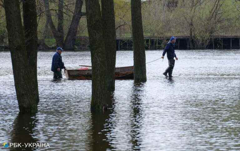 Паводок в Україні. Рятувальники розповіли про ситуацію на ранок