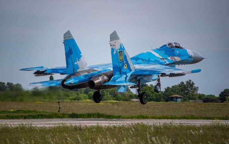 ЗСУ завдали два авіаудари по ворогу на півдні: знищили човен та бронетехніку