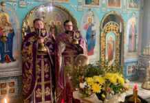 Бійка в Хмельницькому: під церквою УПЦ зібрався мітинг, були сутички