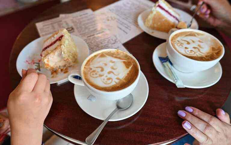 У Києві хлопець вдарив дівчину-баристу та хвалився “посадою в КМДА”: відомство відповіло