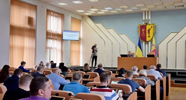 У Кам’янському відбулася позачергова сесія міськради: вирішувались земельні питання