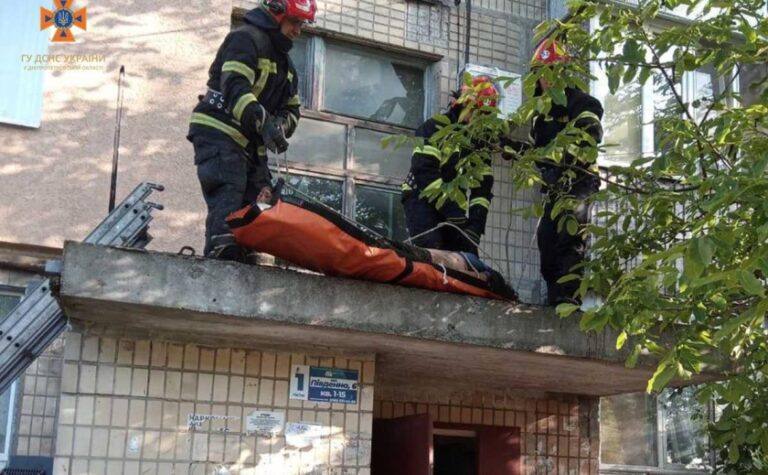 На Криворіжжі жінка випала з п’ятого поверху