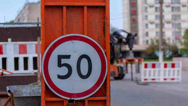 У місті Кам’янське піднімають провалені люки до рівня асфальтобетонного покриття