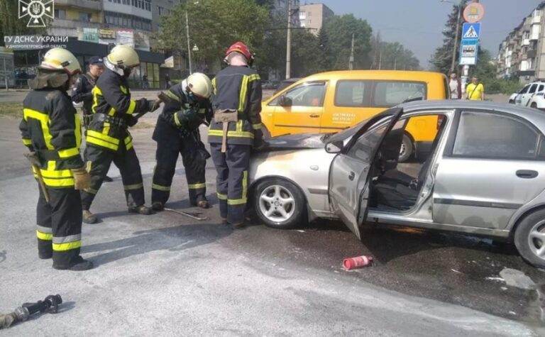 У Кам’янському посеред міста зайнявся легковик