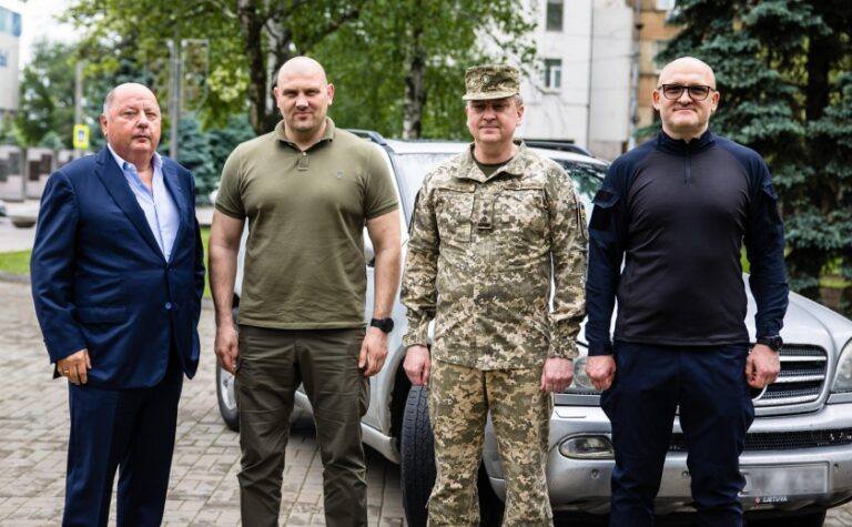 На Дніпропетровщині оборонцям неба передали потужні позашляховики