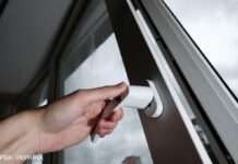 Сезон відчинених вікон. Поліцейські нагадали, як уберегти дитину від небезпеки