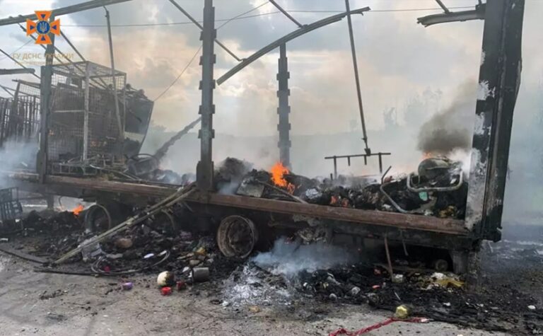 На трасі Дніпро-Харків спалахнула вантажівка