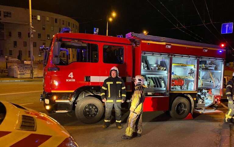 Атака дронів на Київ: від падіння уламків спалахнули пожежі, є постраждала